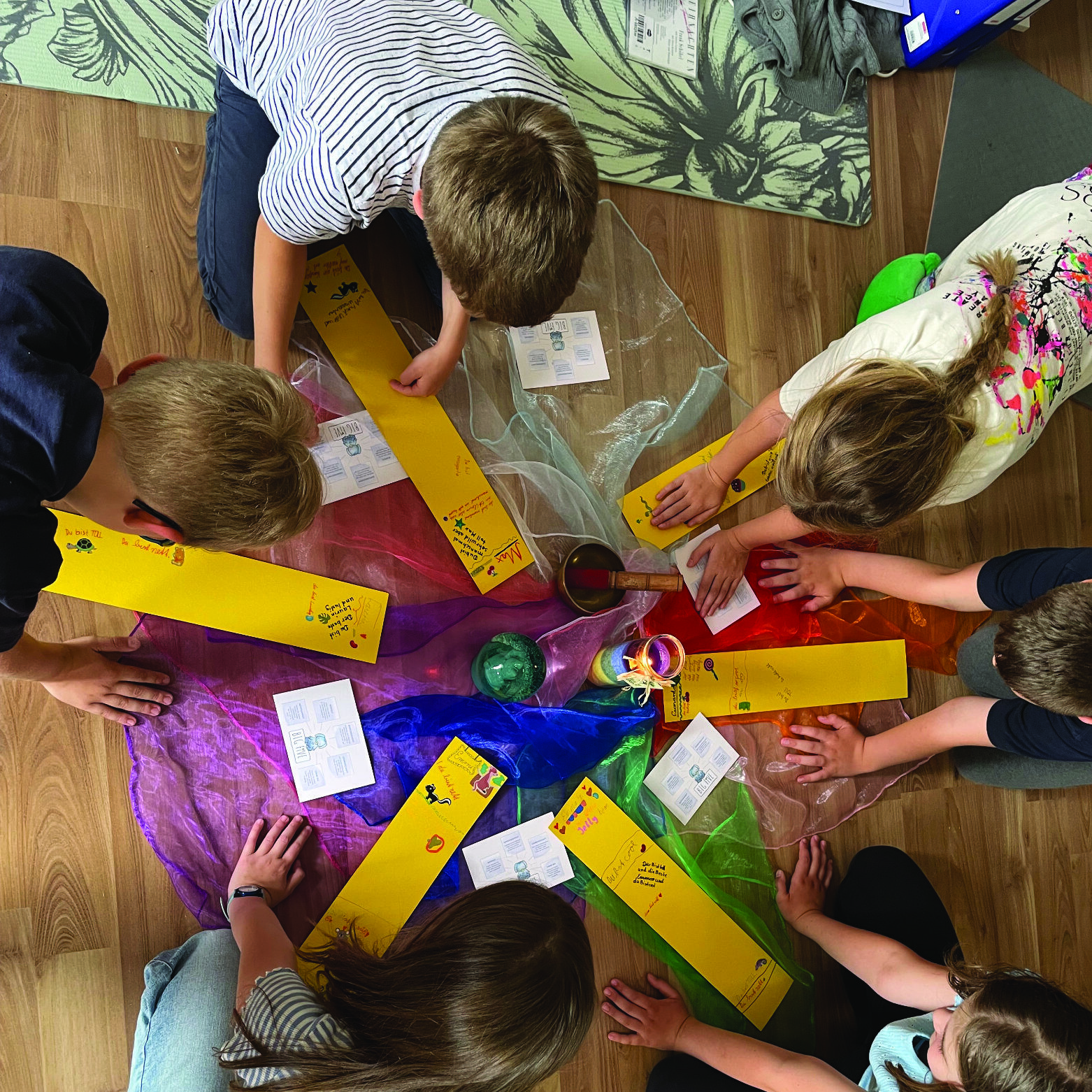 Potenzialtraining für Kinder – Lernen mit Spaß & Entwicklung Kinder bei einer Übung im Potenzialtraining – Förderung von Selbstbewusstsein & Resilienz