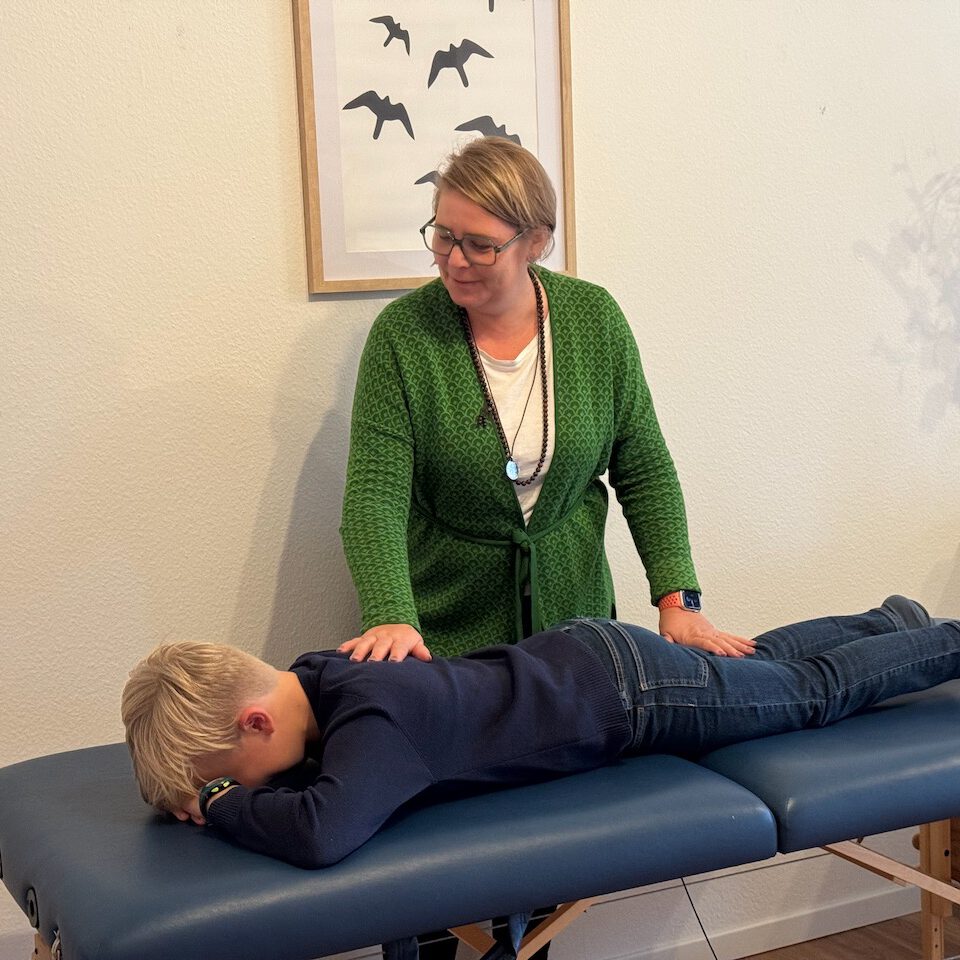 Reflexintegration mit Melanie – Sanfte Unterstützung für Kinder Reflexintegration für Kinder – Melanie unterstützt einen Klienten in der Praxis